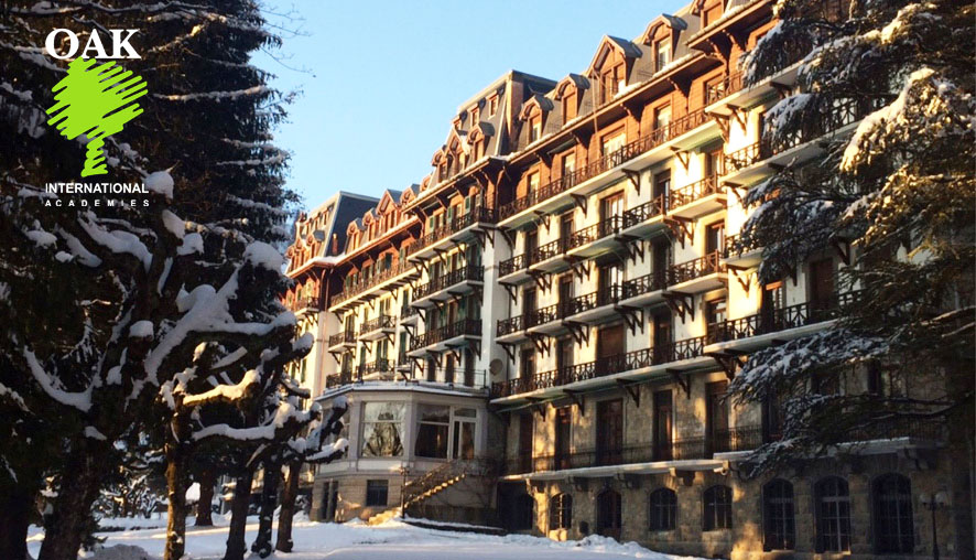 Instituto Oak, edificio cubierto con nieve