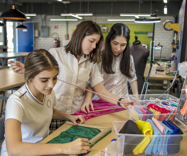 Alumnas de Cumbres Mérida aprenden corte y confección en laboratorio Steam Market