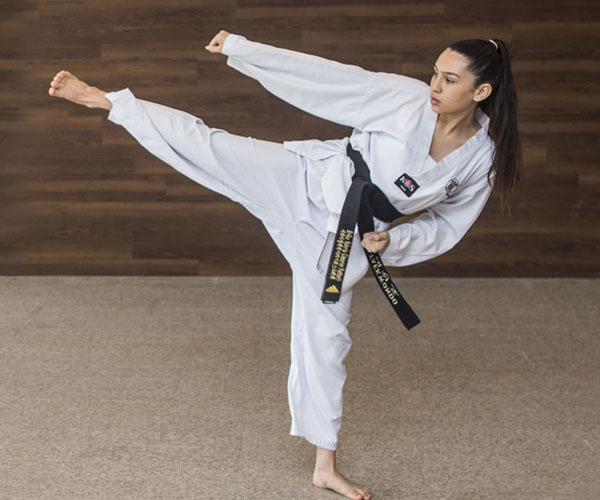 Alumna de Cumbres Mérida practica Taekwondo