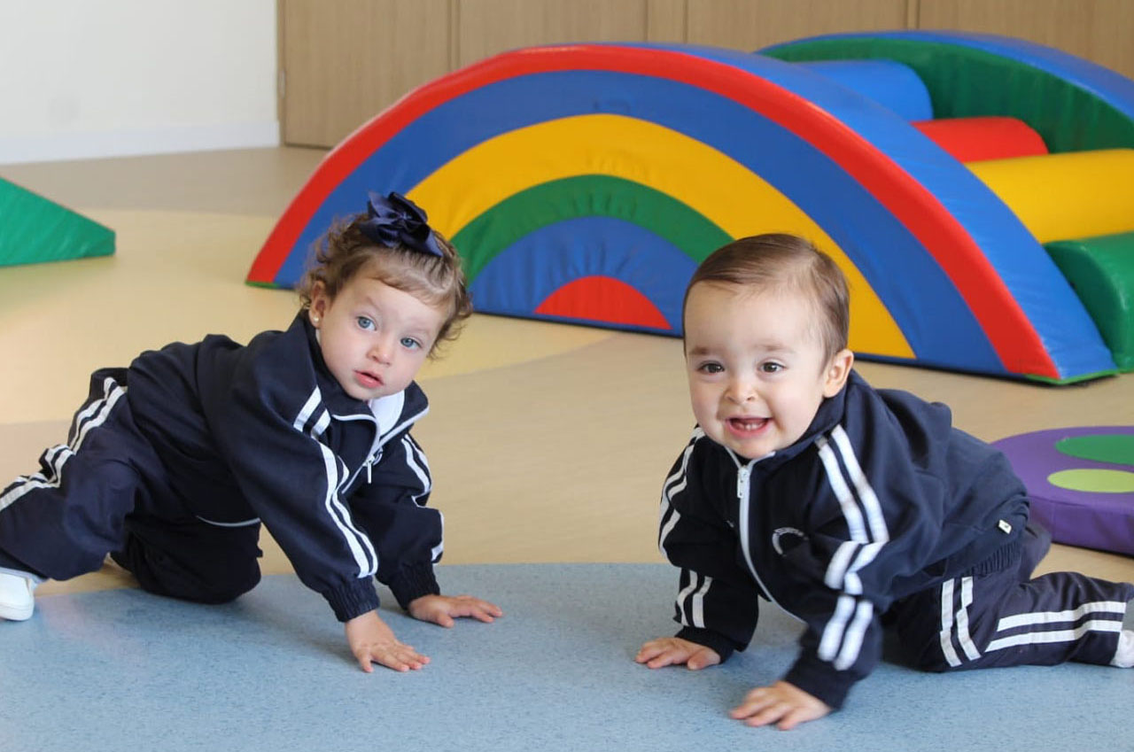 Alumnos de Cumbres Mérida usando su uniforme escolar