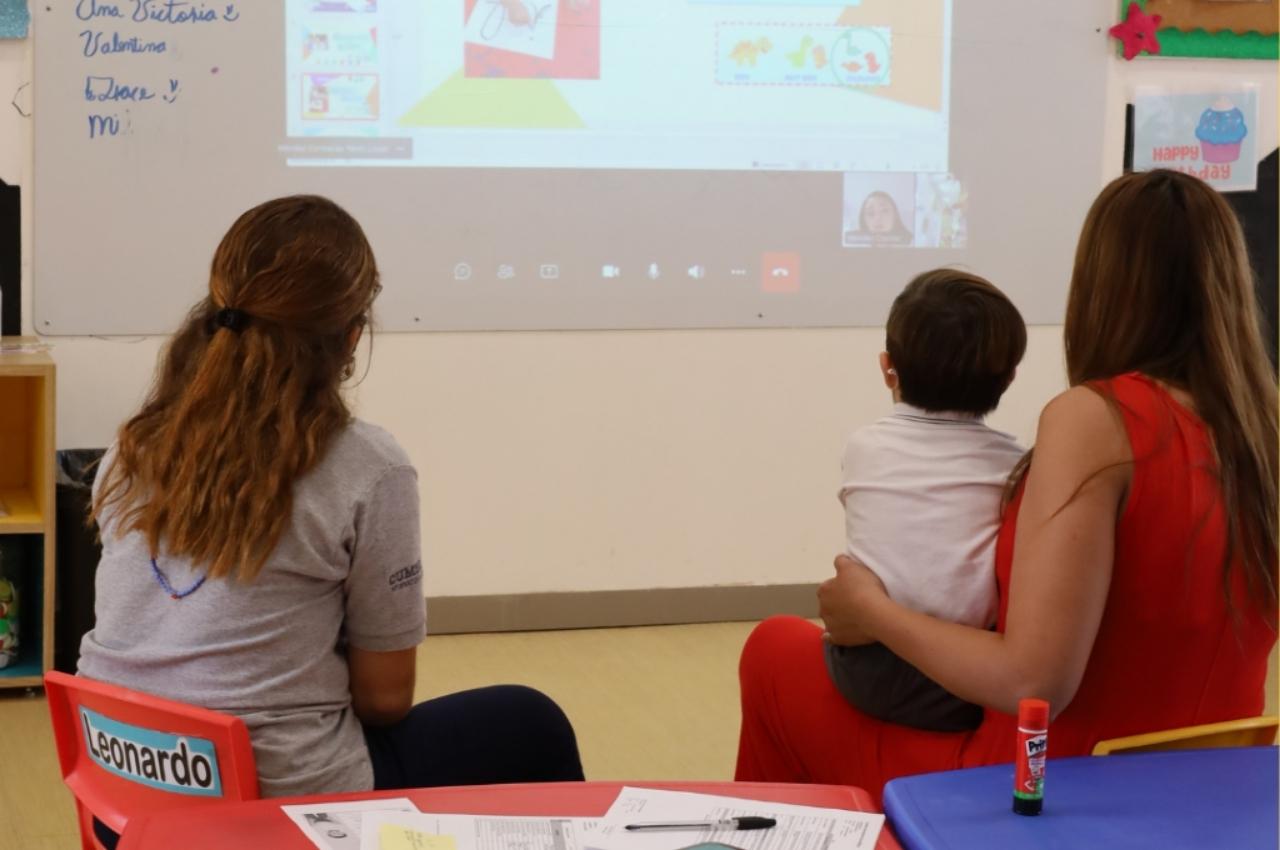 Videoconferencia en el salón de clases de Cumbres Mérida