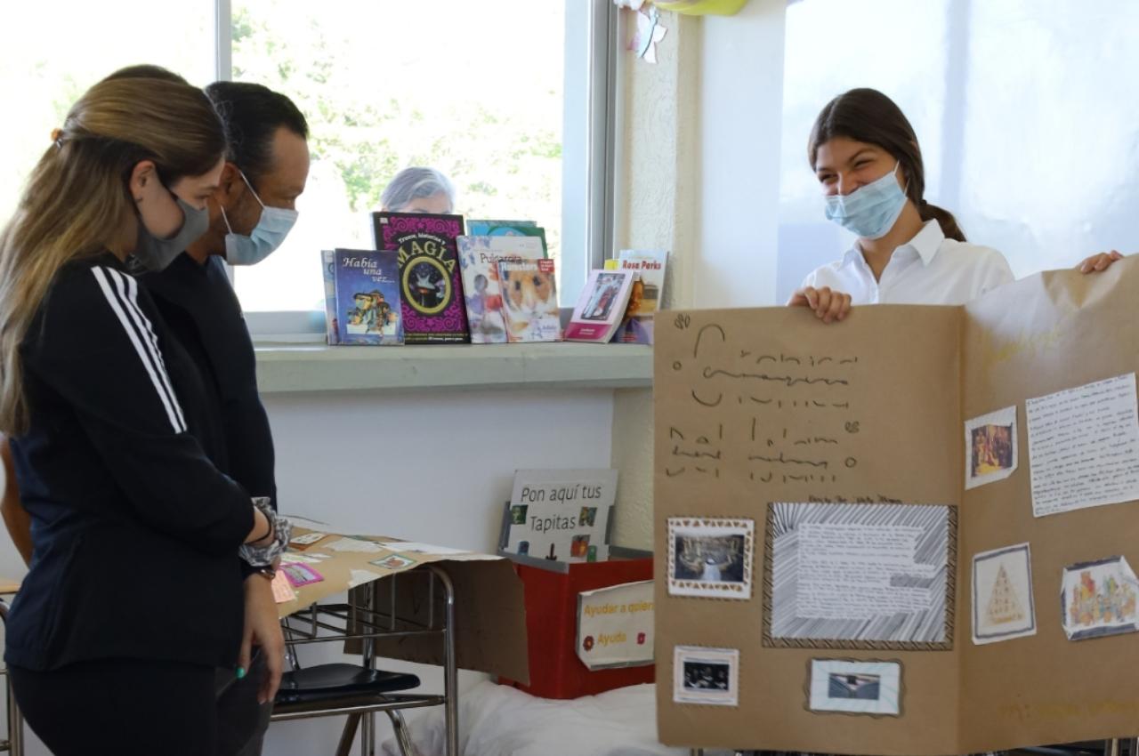 Alumna de preparatoria hace exposición de proyecto en Cumbres Mérida