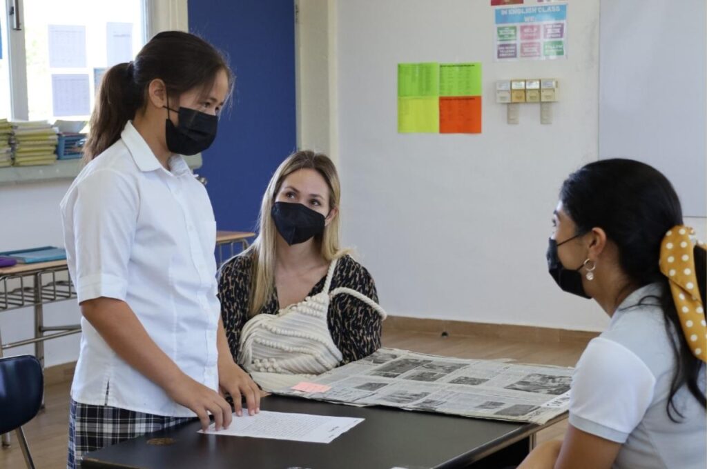 Alumna presentando frente a su profesora de Cumbres Mérida