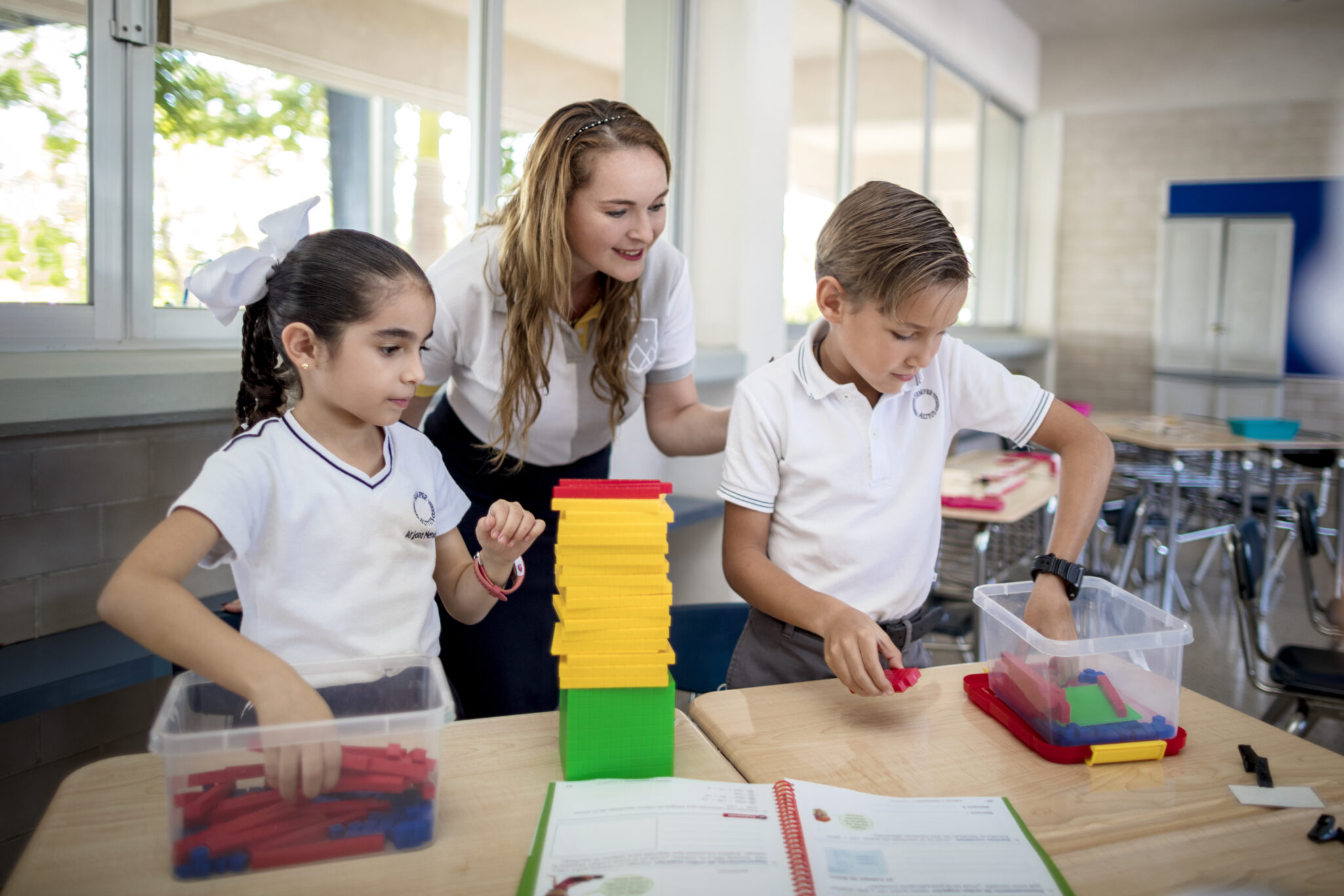 Alumnos de preescolar de Cumbres Mérida utilizan material didáctico en compañía de su profesora