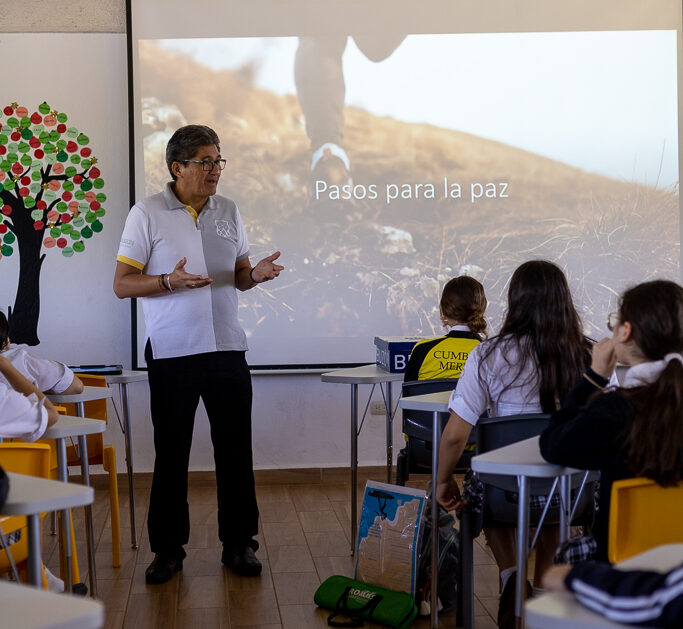 Exposición en Cumbres Mérida pasos para la paz, maestro dando la clase mientras los alumnos ven